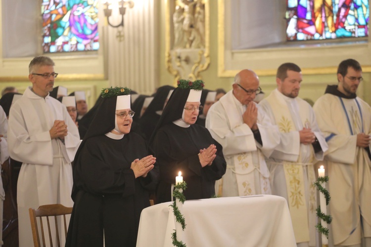 Cieszyńskie elżbietanki jubilatki z biskupem