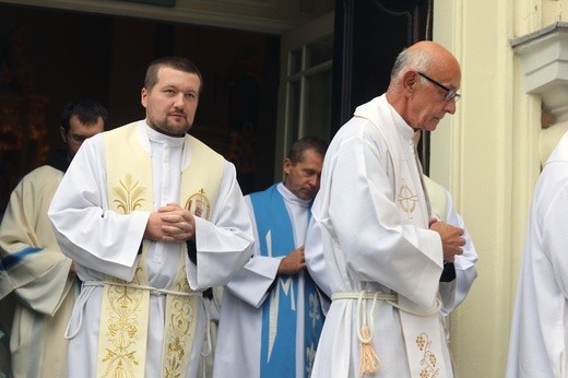 Cieszyńskie elżbietanki jubilatki z biskupem