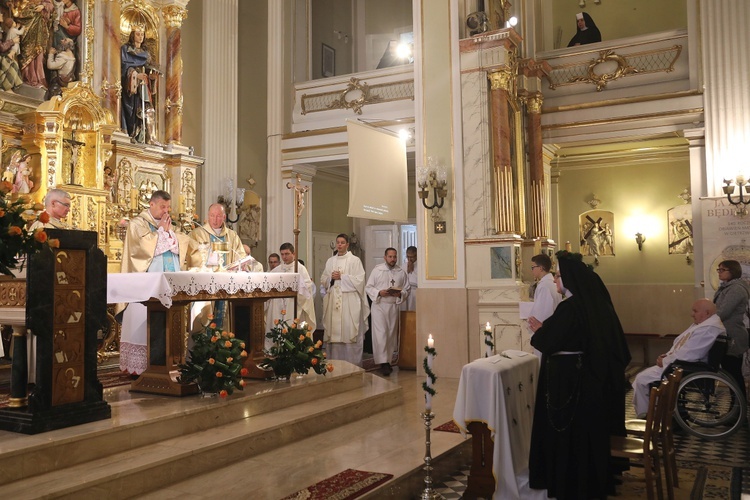 Cieszyńskie elżbietanki jubilatki z biskupem