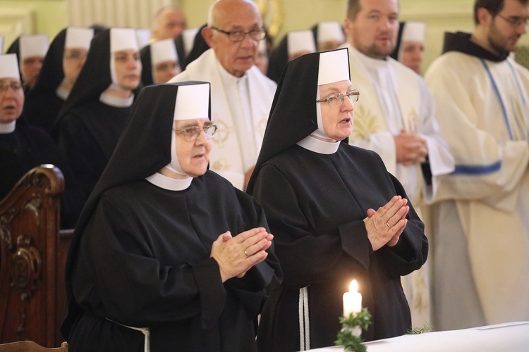 Cieszyńskie elżbietanki jubilatki z biskupem