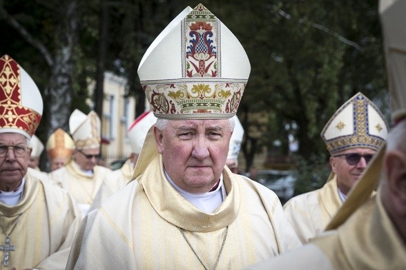 Stanie się biskupem diecezjalnym w chwili ukończenia przez abp. Henryka Hosera 75 lat, 27 listopada br.