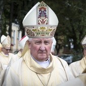 Stanie się biskupem diecezjalnym w chwili ukończenia przez abp. Henryka Hosera 75 lat, 27 listopada br.