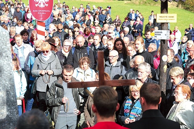 Różaniec przy słupie granicznym na Trzycatku.