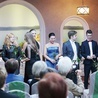 Młodzi śpiewacy z Barbarą Bielaczyc (z lewej) podczas koncertu muzyki włoskiej „Evviva Italia!”