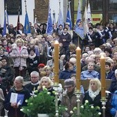 Katedra wypełniła się czcicielami Maryi.