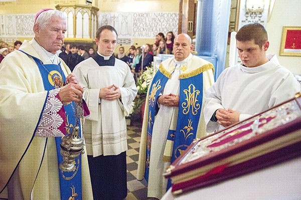 Bp Kazimierz Romaniuk przekonywał, że Matka Boża wierzy, iż Jej Syn poradzi sobie z każdym ludzkim zmartwieniem. Tak jak to było w Kanie.