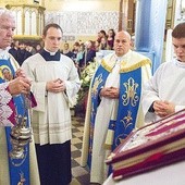 Bp Kazimierz Romaniuk przekonywał, że Matka Boża wierzy, iż Jej Syn poradzi sobie z każdym ludzkim zmartwieniem. Tak jak to było w Kanie.