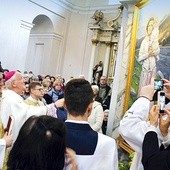 ▲	Biskup Ignacy Dec święci obraz św. Joanny Beretty-Molli w bardzkiej bazylice.