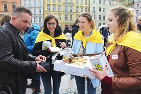 ▲	Każdy z uczestników spotkania mógł spróbować kremówek.