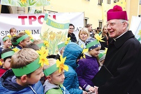Metropolita krakowski w rozmowie z dziećmi docenił ich zaangażowanie w działalność szkolnych Klubów Przyjaciół Żonkila.