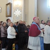 W kościele w Pogwizdowie różańcową modlitwę poprowadził bp Piotr Greger.