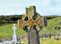 Krzyże na cmentarzu  wyspy Omey, gdzie spoczywają m.in. Thomas Lacey i Martin Murray.