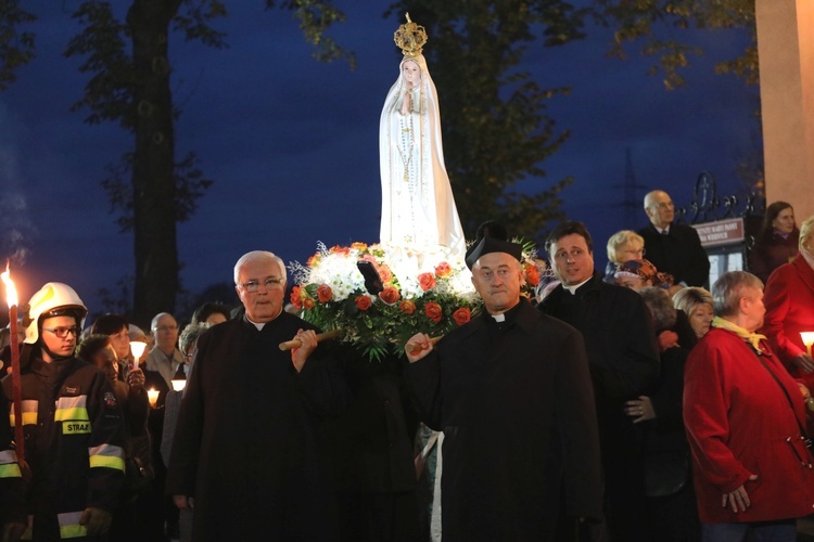 Jako pierwsi figurę MB Fatimskiej ponieśli kapłani dekanatu czechowickiego