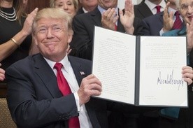 Trump podpisał rozporządzenie wykonawcze ws. Obamacare