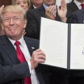 Trump podpisał rozporządzenie wykonawcze ws. Obamacare