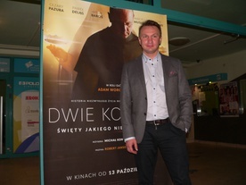Reżyser Michał Kondrat na premierze filmu w Skierniewicach