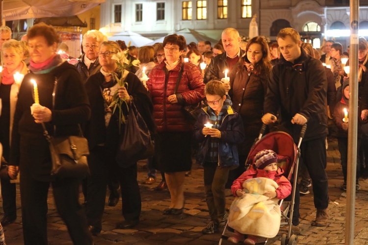 Poświęcenie figury MB Fatimskiej u św. Marii Magdaleny w Cieszynie