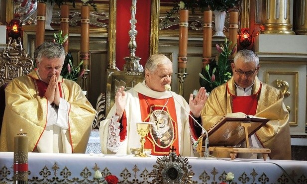 Od lewej: ks. Franciszek Knapik, bp Tadeusz Rakoczy i ks. Jerzy Musiałek