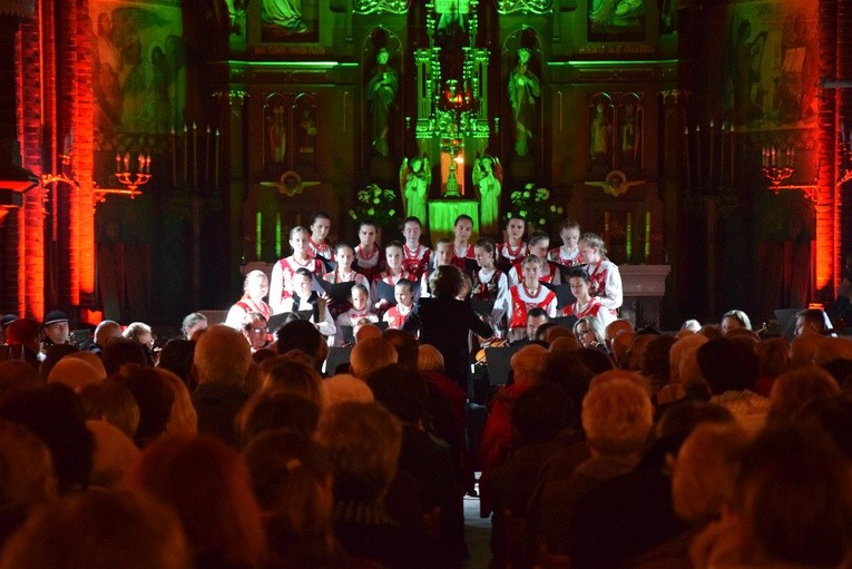 Koncert w hołdzie polskiemu papieżowi wybrzmiał w kościele farnym w Żyrardowie