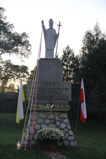 Procesja różańcowa do Jana Pawła II