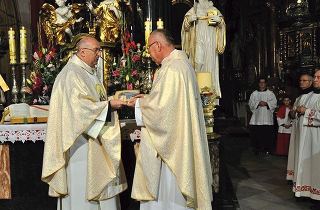 Kustosz sanktuarium przekazał proboszczowi parafii stosowne dokumenty.