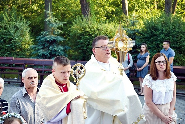 Święte dzieci uczestniczyły także w procesji podczas oktawy Bożego Ciała w Międzyborowie.