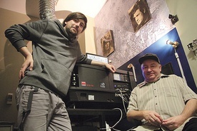 Mateusz Rudak (po lewej) i Zbigniew Stelmaszewski przy projektorze.
