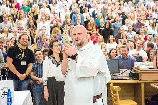 – Wspólne mieszkanie przed ślubem w zasadzie uniemożliwia wolne podjęcie decyzji o małżeństwie – przekonywał o. Adam Szustak.