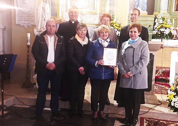 Członkowie parafialnej Caritas z ks. Robertem Kowalskim  (z lewej) i ks. Jerzym Rozmysłowskim.