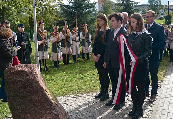 Do tej pory bohaterów upamiętniał krzyż stojący przy  ul. Warszawskiej. Teraz również głaz stojący na placu szkolnym.