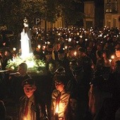 ▲	Procesja fatimska i zawierzenie Rypina Matce Bożej. 