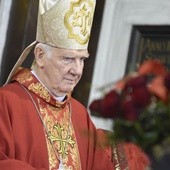 Biskup Ignacy zakończył Mszę, a dopiero po błogosławieństwie przyjął życzenia