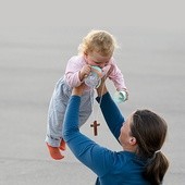 Kobieta podnosi dziecko podczas modlitwy w sanktuarium fatimskim.
12.10.2017 Fatima, Portugalia