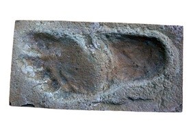 Najstarsze znane ślady przodków człowieka zachowały się w Trachilos i mają 5,7 mln lat.