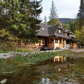 Jedno z najlepszych polskich schronisk jest schowane na uboczu, na niewielkiej polanie poniżej szlaku nad Morskie Oko.