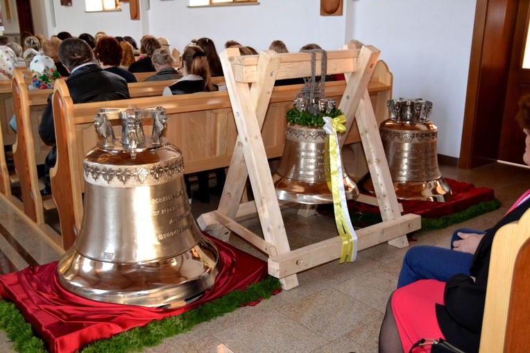 Poświęcenie nowych dzwonów w parafii w Podsarniu
