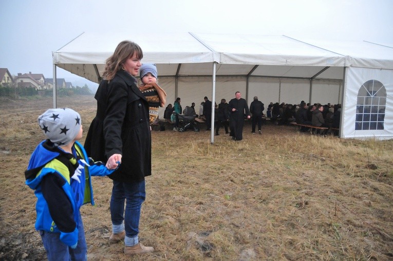 Abp Budzik poświęcił plac pod budowę kościoła św. Jana Kantego przy ul. Berylowej w Lublinie