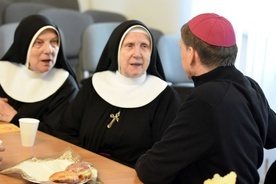 Biskup Adam nie tylko wygłosił konferencję siostrom, ale i miał czas, by z nimi porozmawiać.