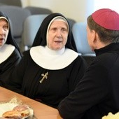 Biskup Adam nie tylko wygłosił konferencję siostrom, ale i miał czas, by z nimi porozmawiać.
