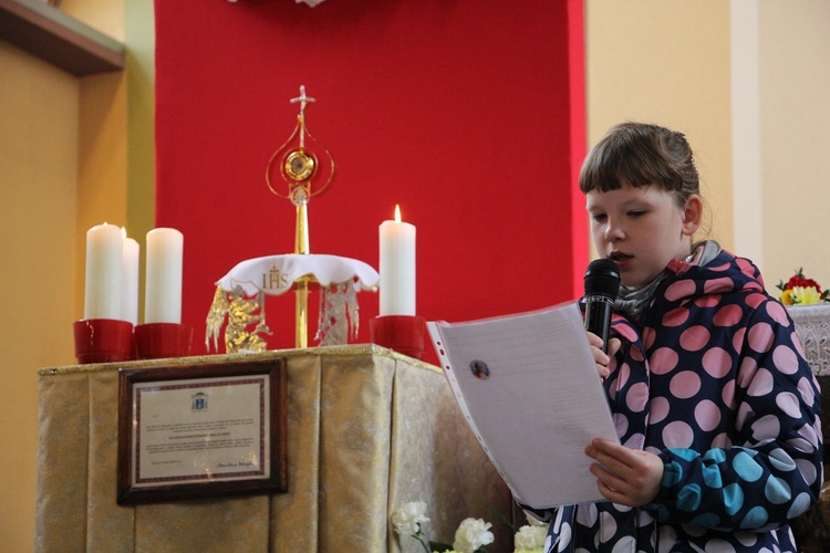 Wprowadzenie relikwii św. Jana Pawła II do parafii w Bobrownikach