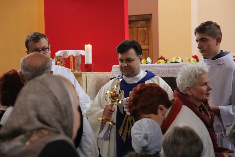 Wprowadzenie relikwii św. Jana Pawła II do parafii w Bobrownikach