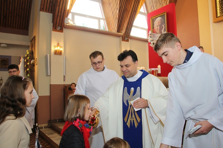 Wprowadzenie relikwii św. Jana Pawła II do parafii w Bobrownikach