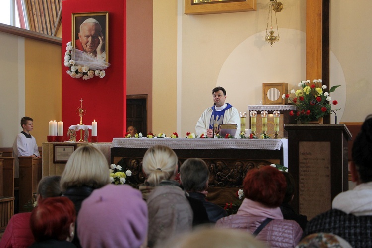 Wprowadzenie relikwii św. Jana Pawła II do parafii w Bobrownikach