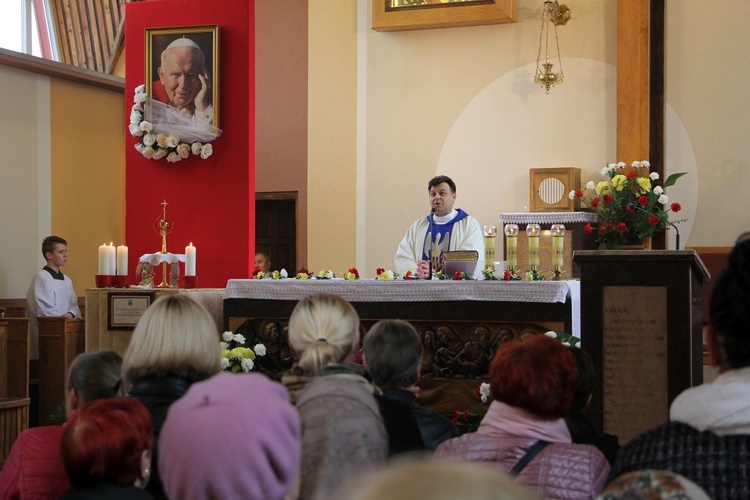 Wprowadzenie relikwii św. Jana Pawła II do parafii w Bobrownikach