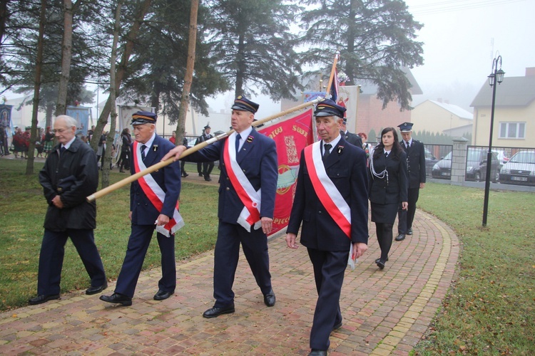 Wprowadzenie relikwii św. Jana Pawła II do parafii w Bobrownikach