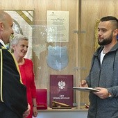 ▲	Patryk Kwasza odebrał gratulacje i podziękowania od prezydent miasta oraz komendanta straży pożarnej.