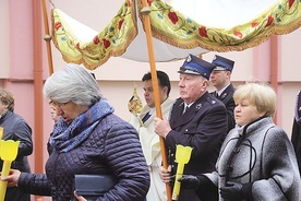 Ks. Piotr Sapiński wprowadza procesyjnie relikwie do kościoła.