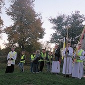 Wielu uczestników procesji, a także Liturgiczna Służba Ołtarza i kapłani założyli kamizelki odblaskowe.