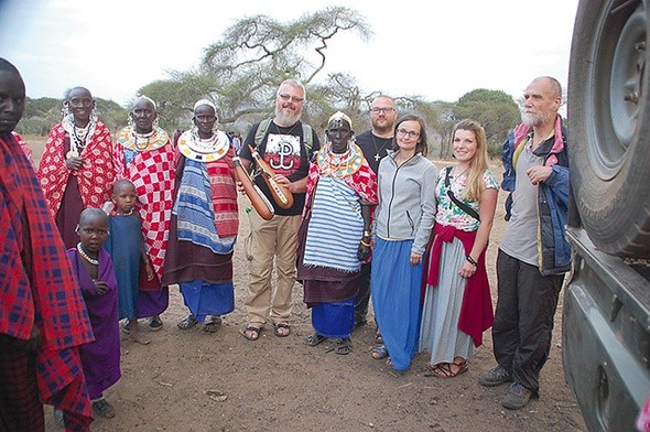 Polscy misjonarze z najstarszą chrześcijanką w masajskiej wiosce (pośrodku)
