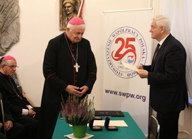 Oprócz medalu biskup Ryszard otrzymał także pamiątkowy dyplom